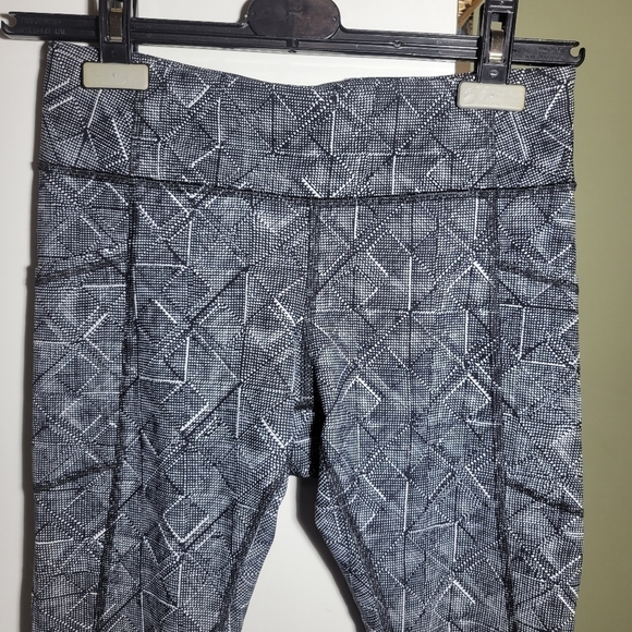 ❤️ 3 for $35 Lululemon mesh panel thigh pocket mid rise black white leggings 6 - Picture 2 of 9